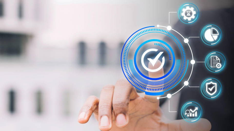 Profissional utilizando interface digital de controle e conformidade, representando a integração de sistemas de compliance com ERP e RH Tech.