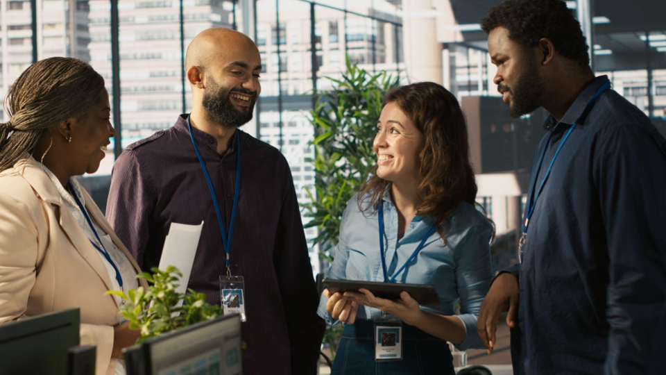 retrata um ambiente corporativo moderno, dinâmico e focado em colaboração, diversidade e tecnologia.