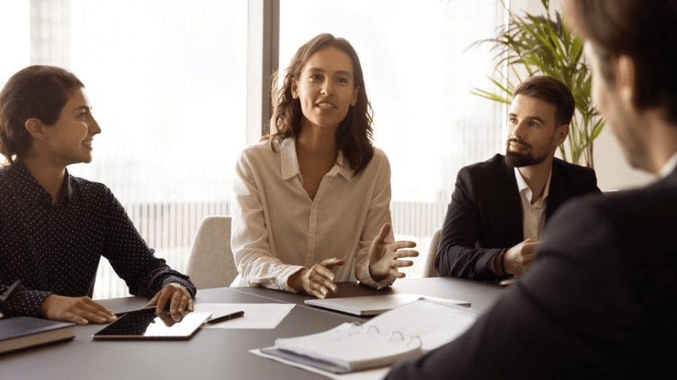 Esta imagem foca na habilidade de comunicação e articulação em uma reunião de negócios.