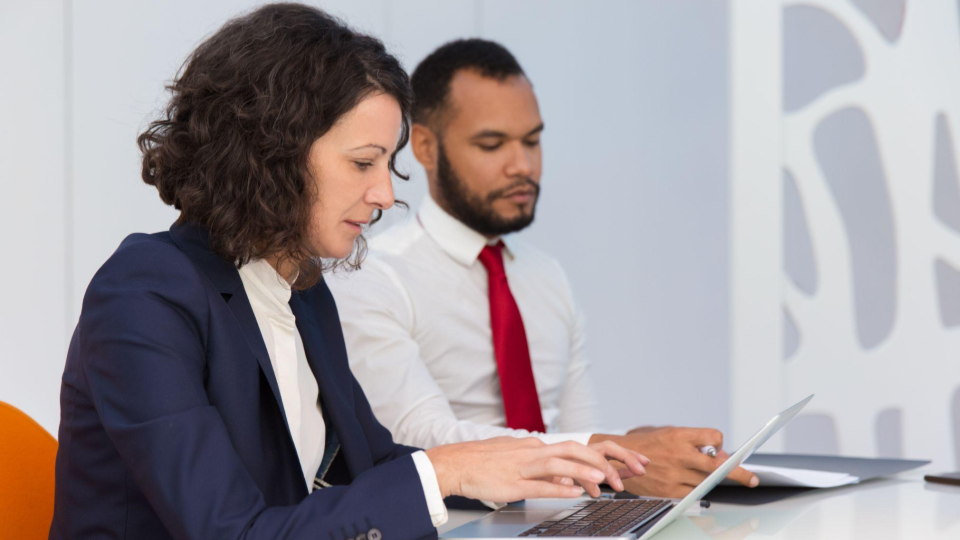 Lideranças corporativas estruturando a governança e compliance durante a implementação de um canal de denúncias terceirizado.