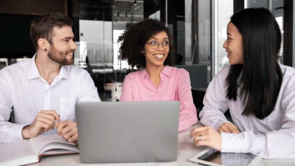 Esta nova imagem captura um momento de colaboração e diversidade em um ambiente de trabalho moderno.