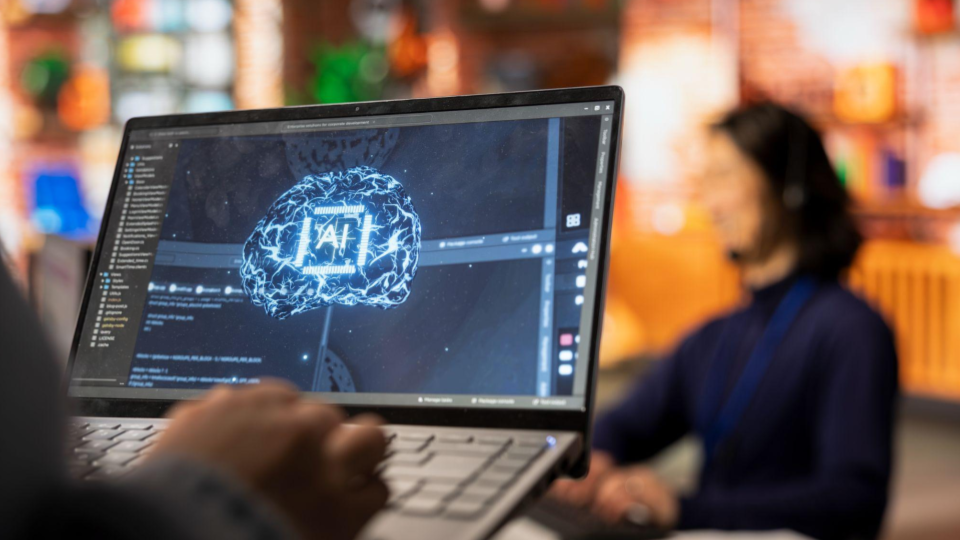 A imagem mostra um ambiente de trabalho moderno e focado em tecnologia, com ênfase no desenvolvimento ou uso de Inteligência Artificial.