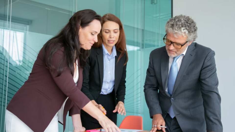 Liderança corporativa analisando dados de clima organizacional e ferramentas de escuta preventiva para mitigação de assédio moral no trabalho.