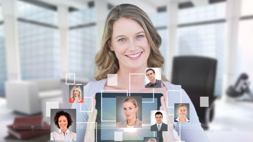 Profissional analisando conexões corporativas em ambiente digital, representando relações com investidores, governança e transparência empresarial.