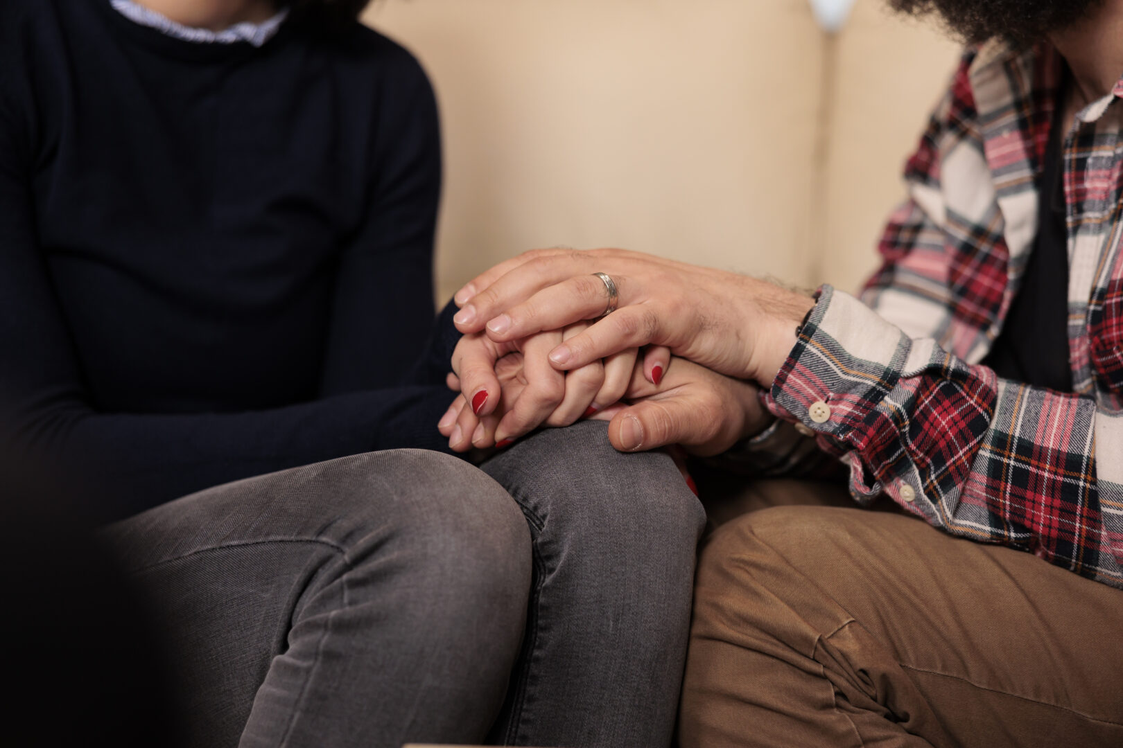 Esta imagem captura um momento poderoso de empatia e acolhimento humano, elementos fundamentais para uma cultura organizacional saudável.