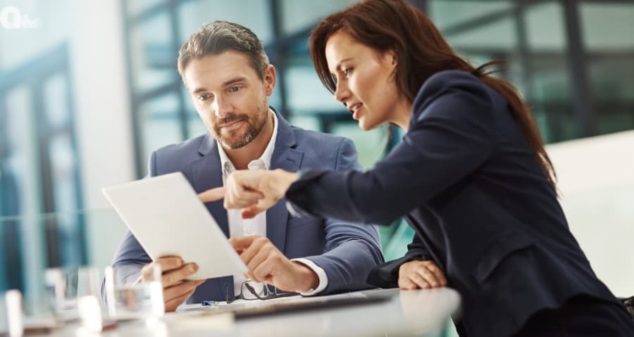 Empresas brasileiras adaptando-se à Lei 14.457/22 e Programa Emprega + Mulheres.