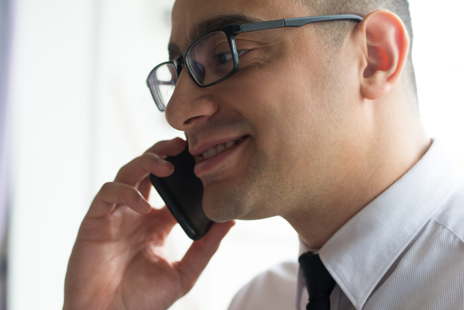 Imagem retrata um homem em ligação telefônica. Ele parece estar sendo bem atendido e acolhido.